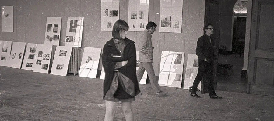 Exhibition visitors in ECA studio C.07 with Joseph Beuys's installation, Arena (August 1970). Photo