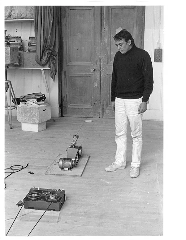 Günther Uecker rigging up his ‘banging door’ installation in studio C.03 (August 1970). Photo 