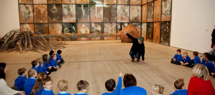 Artist Ed Blazey talking to primary school children about art. 