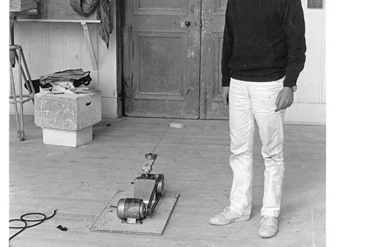 Günther Uecker rigging up his ‘banging door’ installation in studio C.03 (August 1970). Photo 