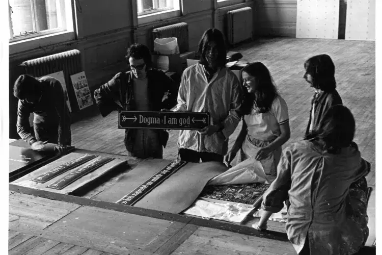 Alexander Hamilton holding palindromic sign by André Thomkins at SGA (August 1970).