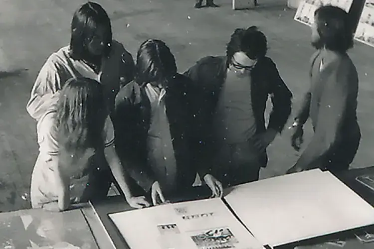 Student helpers and Düsseldorf SGA curator Jürgen Harten in front of Sigmar Polke’s paintings Solutions I-IV (1969). Photo