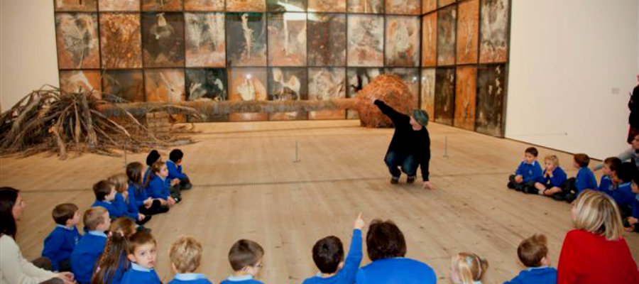 Artist Ed Blazey talking to primary school children about art. 